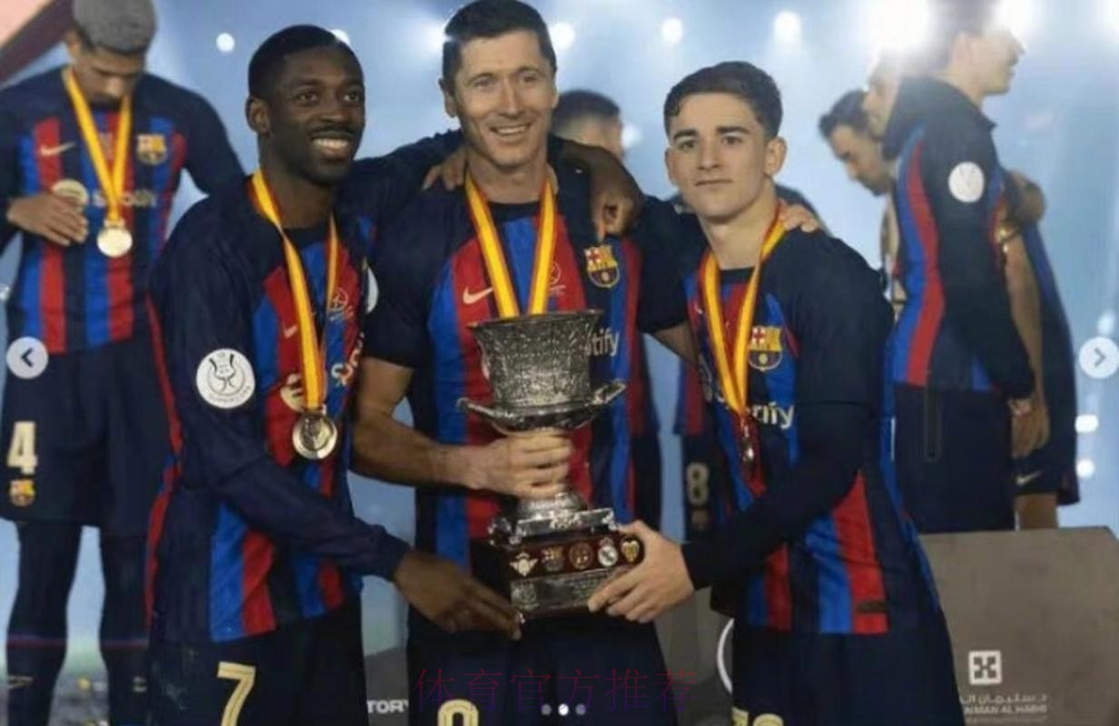 成功卫冕西超杯冠军，莱万赛后社媒：我们做到了！